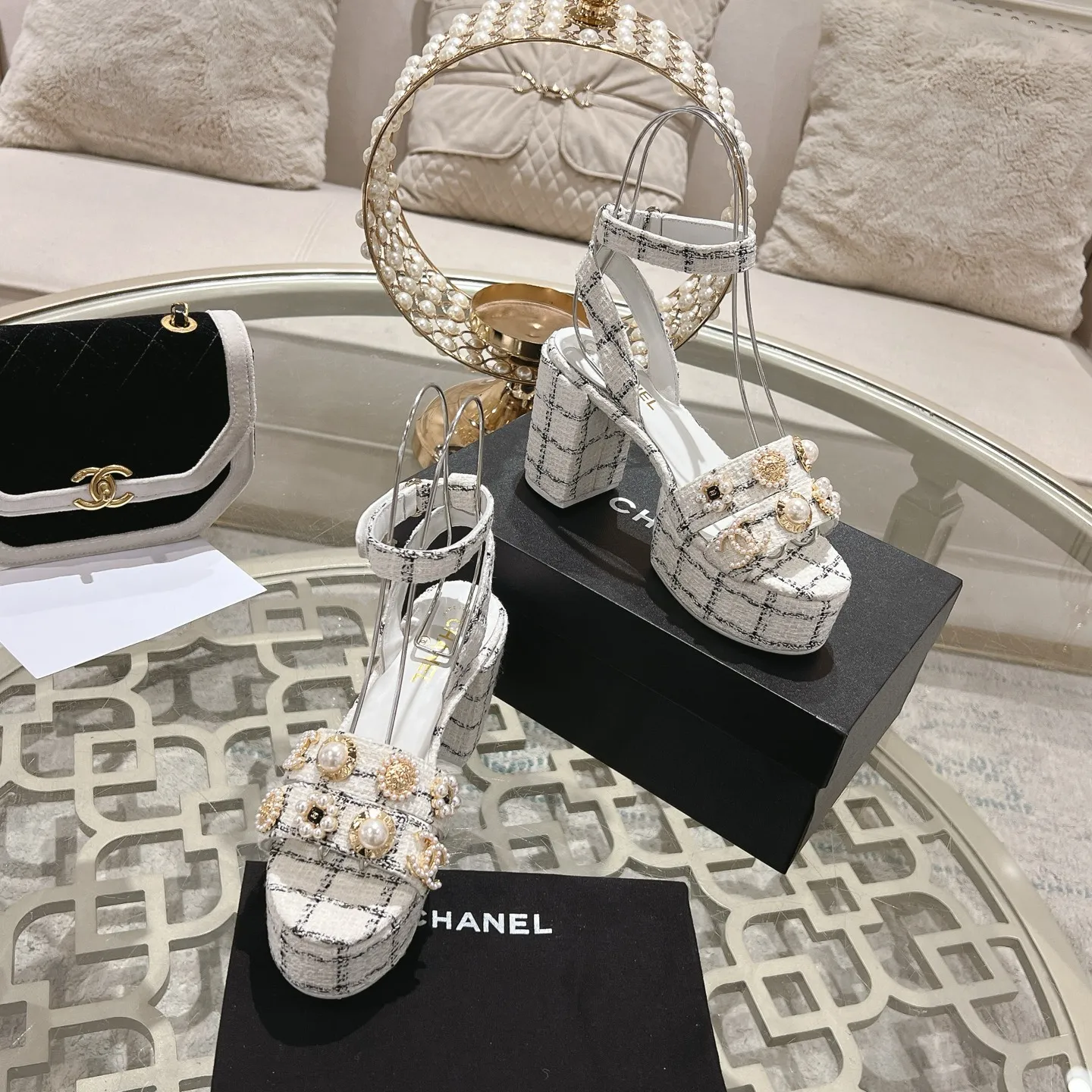 👟👟Ex-factory price 580👟👟 𝐂𝐇𝐀𝐍𝐄𝐋 | Xiaoxiang 25𝐬𝐬Spring and summer new products Counter classic catwalk models New series of high-heeled and waterproof platform sandals〰 A must-have in the fashion circle, the combination will interpret the meticulous, minimalist and classic elements that will never fade away It shows a unique dressing style that is too beautiful to say. A must-have for summer... Upper: Highly customized original specific fabrics. Lining: imported sheepskin lining. Outsole: original molded non-slip outsole. Heel height: 12cm. Waterproof platform: 2.5cm. Size: 35-39 (40.41.42 customization is not returnable)